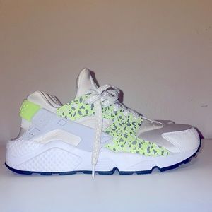 Nike Air Huarache women U.S. size 9.5 Ghost Green Grey